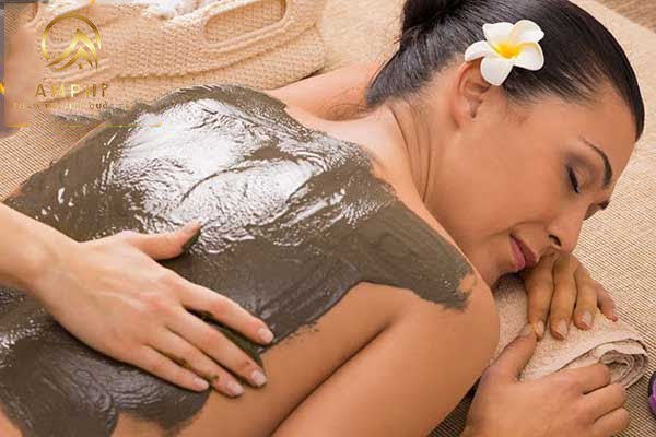 Bùn tắm trắng là gì? Tắm bùn có làm trắng da hay không